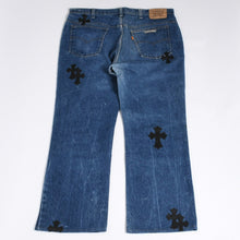 Load image into Gallery viewer, 極美品 CHROME HEARTS クロムハーツ × Levi's 517 リーバイス 517 セメタリークロスパッチ デニムパンツ ジーンズ サイズ36 20パッチ 中古 4a000553