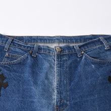 Load image into Gallery viewer, 極美品 CHROME HEARTS クロムハーツ × Levi's 517 リーバイス 517 セメタリークロスパッチ デニムパンツ ジーンズ サイズ36 20パッチ 中古 4a000553