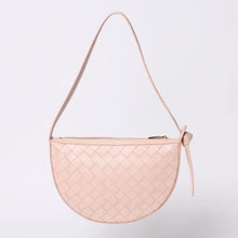 Load image into Gallery viewer, 極美品 BOTTEGA VENETA ボッテガヴェネタ イントレチャート ワンショルダーバッグ レザー FF26830 WS26830 サーモンピンク ゴールド金具 中古 4a000056
