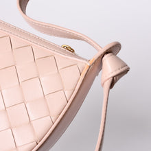 Load image into Gallery viewer, 極美品 BOTTEGA VENETA ボッテガヴェネタ イントレチャート ワンショルダーバッグ レザー FF26830 WS26830 サーモンピンク ゴールド金具 中古 4a000056
