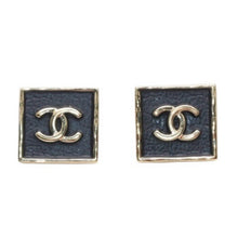 画像をギャラリービューアに読み込む, 極美品 CHANEL シャネル ピアス スクエア レザー ココ ゴールド B23S earrings square button CC BK B23S GD 美品 中古 4a000665
