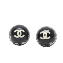 画像をギャラリービューアに読み込む, 極美品 CHANEL シャネル ピアス ココマークボタン ココマーク＆カメリア ブラック 黒 06C earrings button CC＆camellia black 06C SV 美品 中古 4a000623