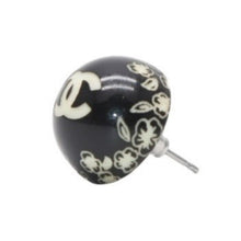 画像をギャラリービューアに読み込む, 極美品 CHANEL シャネル ピアス ココマークボタン ココマーク＆カメリア ブラック 黒 06C earrings button CC＆camellia black 06C SV 美品 中古 4a000623