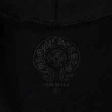 画像をギャラリービューアに読み込む, 新品未使用 CHROME HEARTS クロムハーツ ジップアップ ブラック ゴールド パーカー サイズL ダガージップ オールドイングリッシュロゴ 中古 4a000680