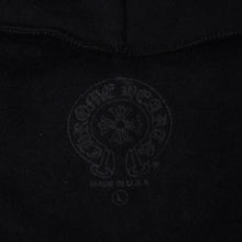 画像をギャラリービューアに読み込む, 新品未使用 CHROME HEARTS クロムハーツ ジップアップ ブラック ゴールド パーカー サイズL ダガージップ オールドイングリッシュロゴ 中古 4a000681