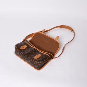 LOUIS VUITTON Jinbeer MM Monogram M42247 Shoulder bag Brown Gold hardware Good condition Used 4a000725