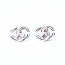 Load image into Gallery viewer, CHANEL シャネル VINTAGE ヴィンテージ ココマーク ピアス 重量約3.52g 01P刻印 メタル シルバー 両耳用 美品 中古 4c070642