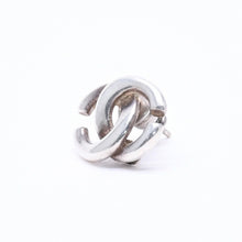 Load image into Gallery viewer, CHANEL シャネル VINTAGE ヴィンテージ ココマーク ピアス 重量約3.52g 01P刻印 メタル シルバー 両耳用 美品 中古 4c070642