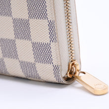 Load image into Gallery viewer, 極美品 LOUIS VUITTON ルイヴィトン ジッピーウォレット ホワイト グレー ダミエ アズール N41660 ダミエキャンバス 中古 4a003006
