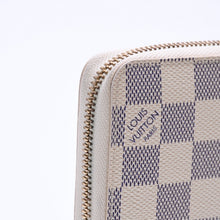 Load image into Gallery viewer, 極美品 LOUIS VUITTON ルイヴィトン ジッピーウォレット ホワイト グレー ダミエ アズール N41660 ダミエキャンバス 中古 4a003006