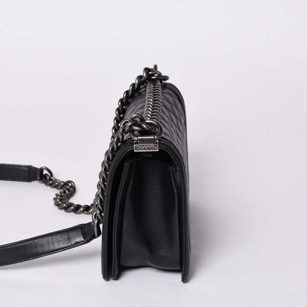 Very Good Condition CHANEL Boy Chanel Shoulder Bag Lambskin No. 22 Black Silver Hardware Used 4a000908