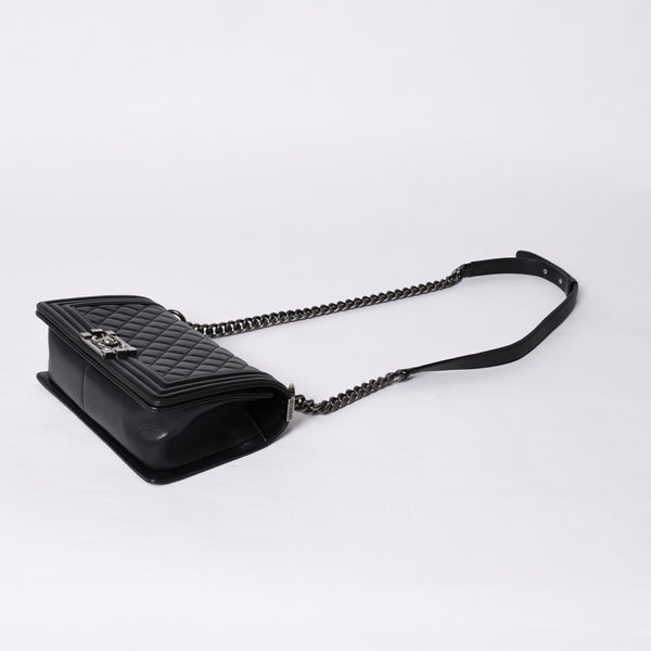 Very Good Condition CHANEL Boy Chanel Shoulder Bag Lambskin No. 22 Black Silver Hardware Used 4a000908