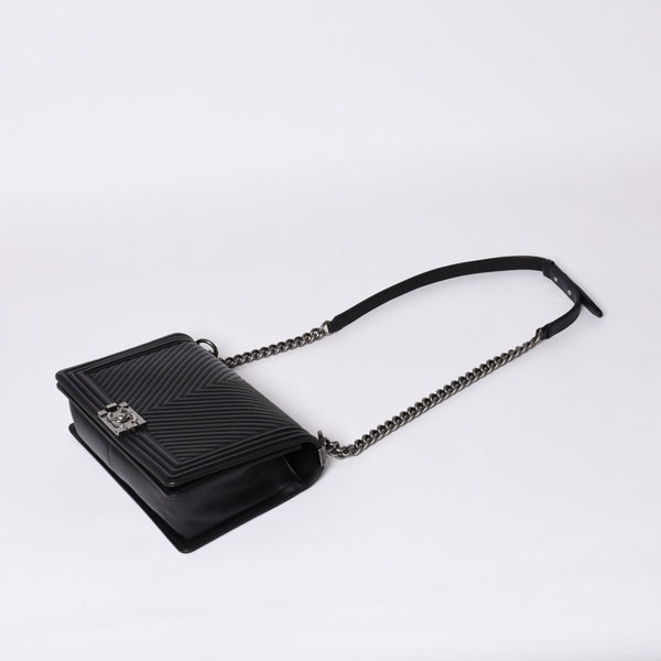 Very Good Condition CHANEL Boy Chanel Chevron Chain Shoulder Bag A92193 20th Series Coco Mark Calfskin Black Used 4a000907