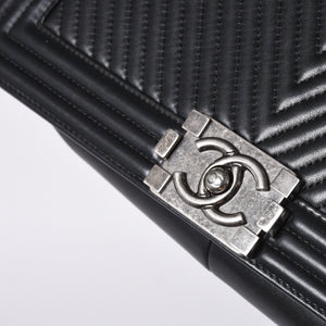 Very Good Condition CHANEL Boy Chanel Chevron Chain Shoulder Bag A92193 20th Series Coco Mark Calfskin Black Used 4a000907