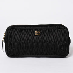新品同様 MIUMIU ミュウミュウ マテラッセ クラッチバッグ ポーチ ギャザー ナイロン ブラック ロゴ ゴールド金具 中古 4a001760