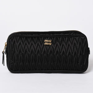 新品同様 MIUMIU ミュウミュウ マテラッセ クラッチバッグ ポーチ ギャザー ナイロン ブラック ロゴ ゴールド金具 中古 4a001760