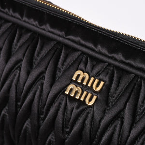 新品同様 MIUMIU ミュウミュウ マテラッセ クラッチバッグ ポーチ ギャザー ナイロン ブラック ロゴ ゴールド金具 中古 4a001760