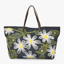 画像をギャラリービューアに読み込む, FENDI フェンディ ハンドバッグ DENIM デニム FLOWER フラワー Applique アップリケ ネイビー 美品 中古 4a001181