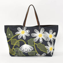 画像をギャラリービューアに読み込む, FENDI フェンディ ハンドバッグ DENIM デニム FLOWER フラワー Applique アップリケ ネイビー 美品 中古 4a001181