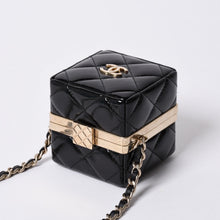 画像をギャラリービューアに読み込む, 極美品 CHANEL シャネル ミニバッグチャーム マトラッセチェーンショルダー AP3154 ランダム番台 キルティング ラムスキン ゴールド金具 中古 4a001232