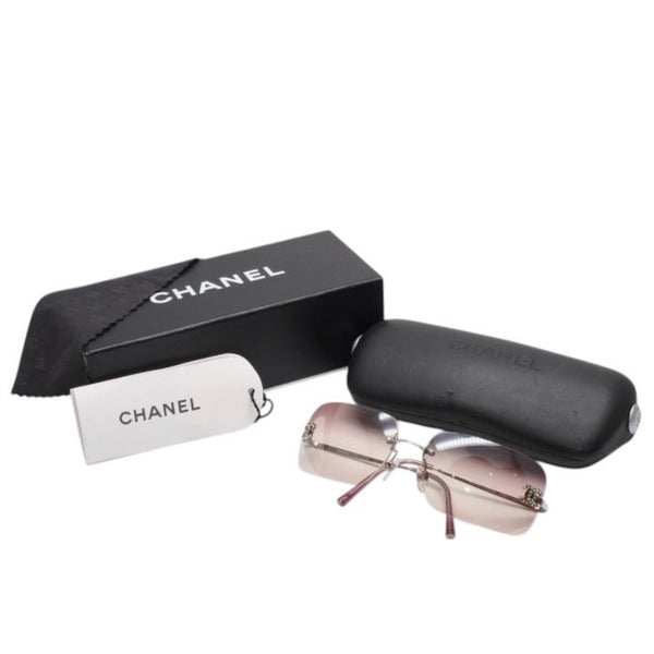 CHANEL rimless sunglasses with Coco Mark rhinestones and pink lenses, model number 4017-D 62◻17 120 Excellent condition Used 4a001384