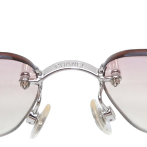 CHANEL rimless sunglasses with Coco Mark rhinestones and pink lenses, model number 4017-D 62◻17 120 Excellent condition Used 4a001384