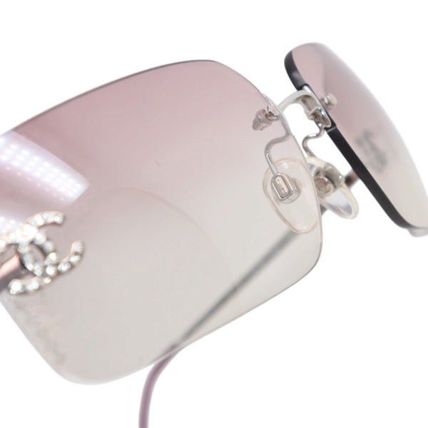 CHANEL rimless sunglasses with Coco Mark rhinestones and pink lenses, model number 4017-D 62◻17 120 Excellent condition Used 4a001384