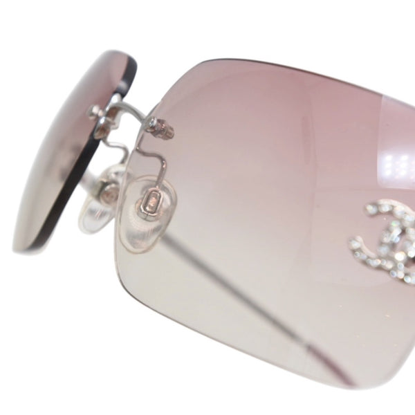 CHANEL rimless sunglasses with Coco Mark rhinestones and pink lenses, model number 4017-D 62◻17 120 Excellent condition Used 4a001384