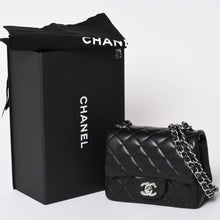 Load image into Gallery viewer, 新品同様 CHANEL シャネル ミニマトラッセ16 チェーンショルダーバッグ A35200 ランダム番台 ココマーク ラムスキン SV金具 中古 4a002013