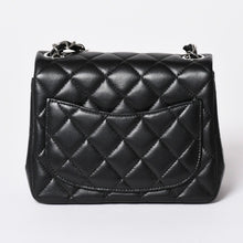 Load image into Gallery viewer, 新品同様 CHANEL シャネル ミニマトラッセ16 チェーンショルダーバッグ A35200 ランダム番台 ココマーク ラムスキン SV金具 中古 4a002013