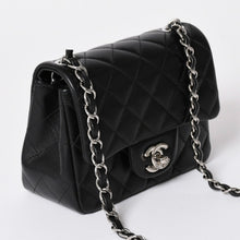 Load image into Gallery viewer, 新品同様 CHANEL シャネル ミニマトラッセ16 チェーンショルダーバッグ A35200 ランダム番台 ココマーク ラムスキン SV金具 中古 4a002013