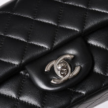 Load image into Gallery viewer, 新品同様 CHANEL シャネル ミニマトラッセ16 チェーンショルダーバッグ A35200 ランダム番台 ココマーク ラムスキン SV金具 中古 4a002013