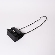 Load image into Gallery viewer, 新品同様 CHANEL シャネル ミニマトラッセ16 チェーンショルダーバッグ A35200 ランダム番台 ココマーク ラムスキン SV金具 中古 4a002013