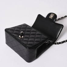 Load image into Gallery viewer, 新品同様 CHANEL シャネル ミニマトラッセ16 チェーンショルダーバッグ A35200 ランダム番台 ココマーク ラムスキン SV金具 中古 4a002013