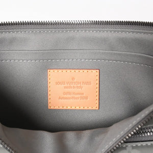 極美品 LOUIS VUITTON ルイヴィトン クラッチバッグ ポシェットコスモス モノグラムチタニウム M63240 グレー 中古 4a002803