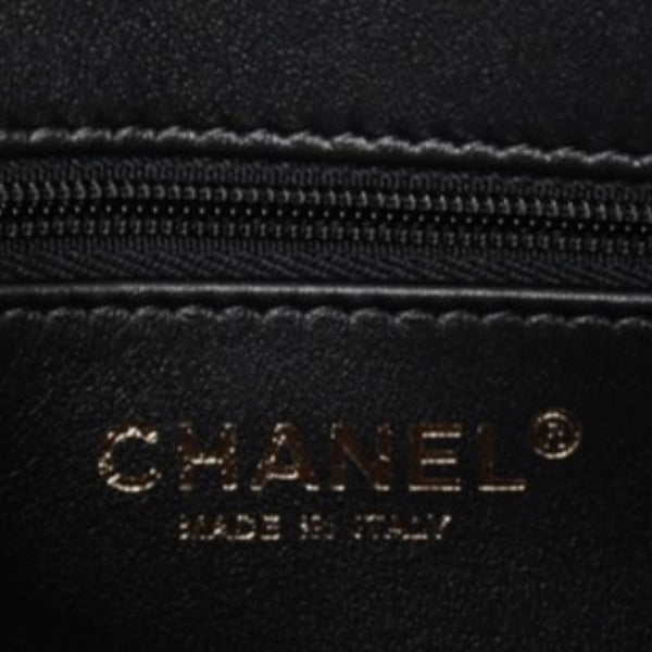 New and unused CHANEL 26SS Small Flap Bag Black Jenny's favorite Small flap bag Black Gold hardware Used 4a001715
