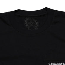 画像をギャラリービューアに読み込む, 新品未使用 CHROME HEARTS クロムハーツ スクロールロゴTシャツ ブラック 黒 ポケットTシャツ 半袖Tシャツ 中古 4a001880