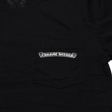 画像をギャラリービューアに読み込む, 新品未使用 CHROME HEARTS クロムハーツ スクロールロゴTシャツ ブラック 黒 ポケットTシャツ 半袖Tシャツ 中古 4a001880