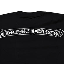 画像をギャラリービューアに読み込む, 新品未使用 CHROME HEARTS クロムハーツ スクロールロゴTシャツ ブラック 黒 ポケットTシャツ 半袖Tシャツ 中古 4a001880