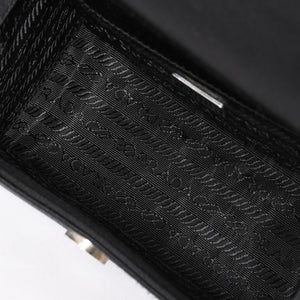 極美品 PRADA プラダ ハンドバッグ サテン ミニ バニティ トライアングルロゴ 三角ロゴプレート アセテート ブラック 中古 4a001984