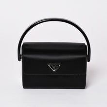 画像をギャラリービューアに読み込む, 極美品 PRADA プラダ ハンドバッグ サテン ミニ バニティ トライアングルロゴ 三角ロゴプレート アセテート ブラック 中古 4a001984