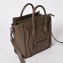 Load image into Gallery viewer, 極美品 CELINE セリーヌ ハンドバッグ ショルダーバッグ 2way ラゲージナノショッパー カーフスキン メタルブラック金具 スリ ベージュ 中古 4a002846