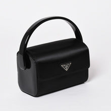 画像をギャラリービューアに読み込む, 極美品 PRADA プラダ ハンドバッグ サテン ミニ バニティ トライアングルロゴ 三角ロゴプレート アセテート ブラック 中古 4a001984