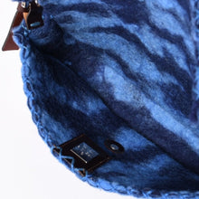 画像をギャラリービューアに読み込む, 極美品 FENDI フェンディ マンマバケット ワンショルダーバッグ フェルト レザー フラワー パッチワーク ブルー シルバー金具 中古 4a001994