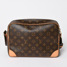 画像をギャラリービューアに読み込む, 極美品 LOUIS VUITTON ルイヴィトン ナイル ショルダーバッグ M45244 モノグラム ブラウン PVC レザー ゴールド金具 中古 4a000376