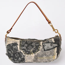 Load image into Gallery viewer, LOUIS VUITTON ルイヴィトン パウチィ ワンショルダーバッグ M95383 モノグラム デニム パッチワーク グレー 美品 中古 4a001985