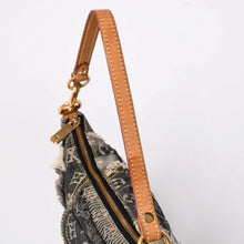 Load image into Gallery viewer, LOUIS VUITTON ルイヴィトン パウチィ ワンショルダーバッグ M95383 モノグラム デニム パッチワーク グレー 美品 中古 4a001985