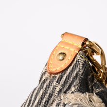 Load image into Gallery viewer, LOUIS VUITTON ルイヴィトン パウチィ ワンショルダーバッグ M95383 モノグラム デニム パッチワーク グレー 美品 中古 4a001985