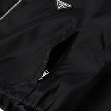 Load image into Gallery viewer, 極美品 PRADA プラダ クロップド ナイロンジップアップジャケット 292101 サイズ42 トライアングルロゴ ブラック 中古 4a001042