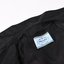 Load image into Gallery viewer, 極美品 PRADA プラダ クロップド ナイロンジップアップジャケット 292101 サイズ42 トライアングルロゴ ブラック 中古 4a001042